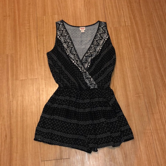 Black and white romper - Picture 1 of 3